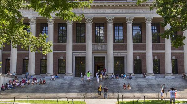 Reacția Ministerului Educației privind soarta studenților români de la Harvard