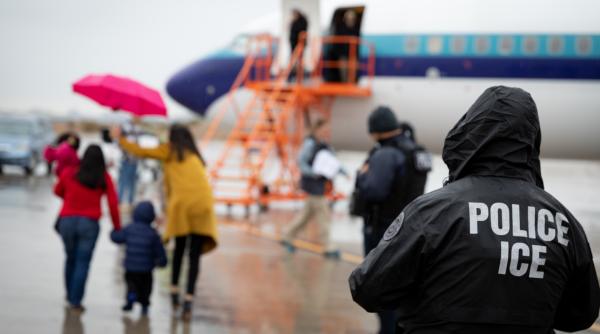 Americanii nu mai dau vize studenților până nu le verifică Facebook-ul