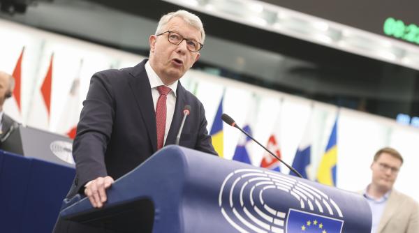 A dat mâna cu Putin și a fost dat afară: povestea unui spion devenit europarlamentar