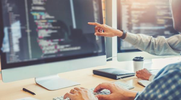 Programatorii AI schimbă jocul: Microsoft, OpenAI și start-up-urile intră în lupta pentru dominarea industriei software