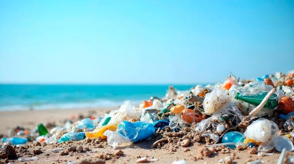 S-a inventat plasticul care se topeşte în apa sărată. Soluţie pentru salvarea oceanelor