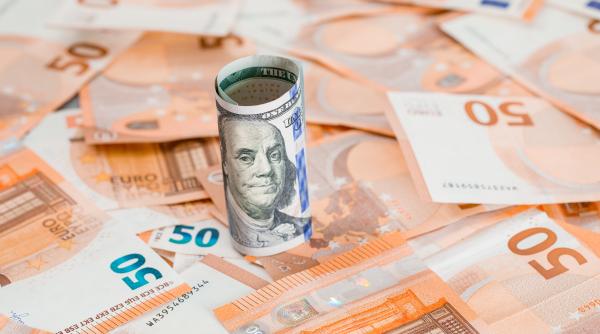 Dolarul pierde teren, euro se apreciază. Investitorii își pierd încrederea în statutul de refugiu al monedei americane