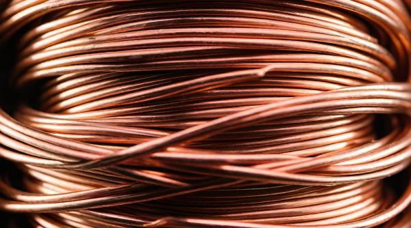 Cuprul devine mai valoros decât aurul? Investitorii trag un semnal de alarmă