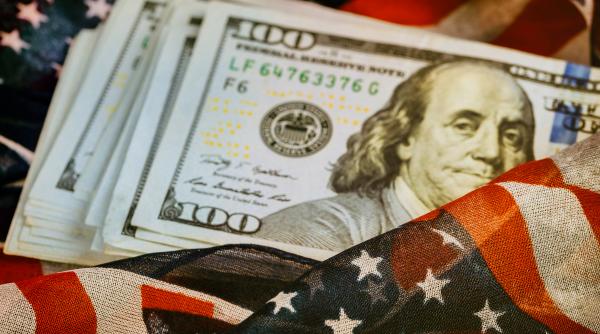 Risc global crescut, dolar mai puternic. Ce semnal dă Fed investitorilor