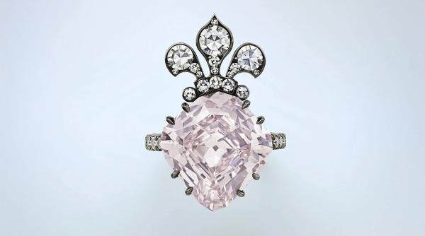 Record mondial pentru un diamant roz: bijuteria regală a uimit licitația Christie’s