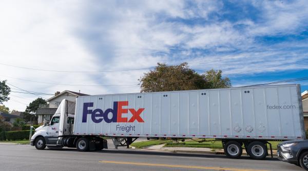 A murit fondatorul FedEx, Frederick Smith, pionierul livrărilor rapide la nivel global