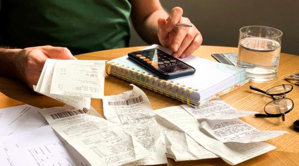 Şoc pentru români, de la 1 iulie. Avertisment despre facturile la energie şi capcanele din contracte, după liberalizarea pieţei