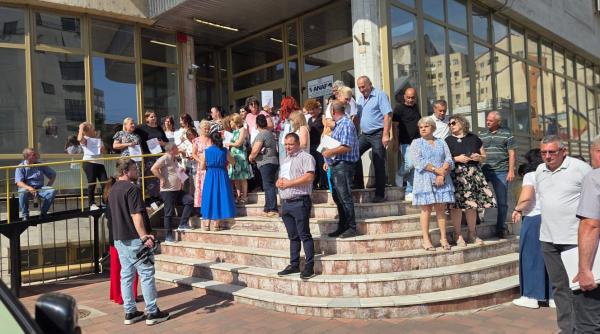 Angajaţii Ministerului Finanţelor şi ANAF protestează în faţa instituţiilor şi ameninţă cu greva generală