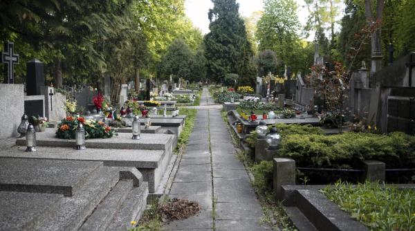 ANAF intră şi în cimitire: Fraudă cu monumente funerare