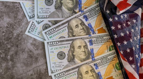 Dolarul, aproape de cel mai scăzut nivel din februarie 2022 în raport cu principalele valute