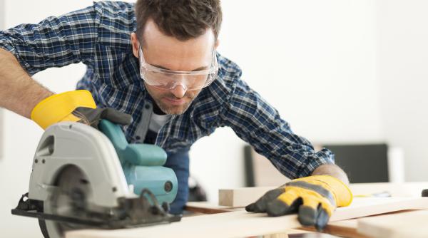 Ce trebuie să știi înainte să cumperi un fierăstrău pendular 