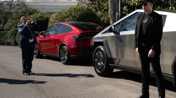 Acţiunile Tesla se prăbuşesc din nou, după ce Elon Musk a anunţat că îşi face partid