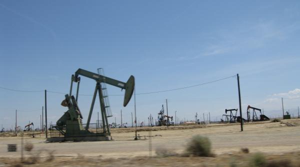 Atacuri cu drone paralizează câmpuri petroliere din Irak. Ce riscuri sunt pentru piața globală a petrolului