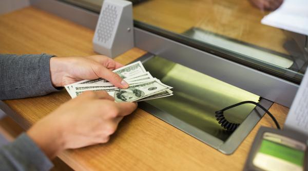 Curs BNR - Dolarul crește cu 0,22%, lira cu 0,23%, aurul scade ușor