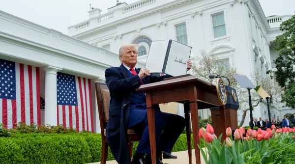 Donald Trump a majorat, dintr-un foc, tarifele vamale pentru zeci de ţări