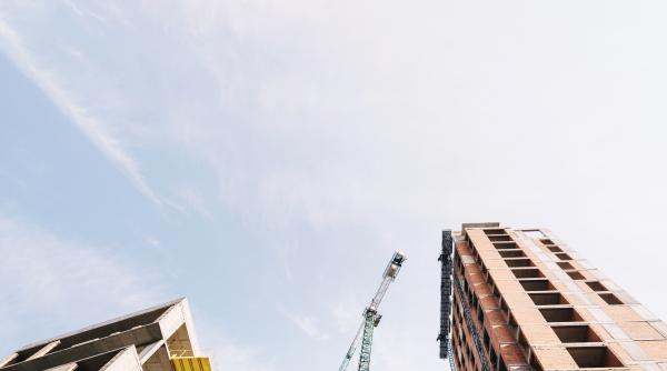 Surpriză pe piaţa imobiliară. Marile oraşe în care apartamentele noi s-au ieftinit