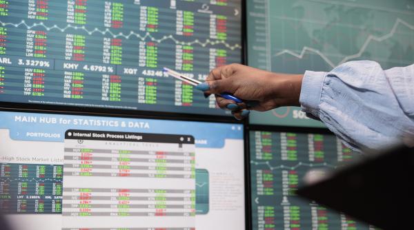 Piețele globale, în așteptare. Presiuni politice pe fondul așteptărilor privind o reducere a ratelor