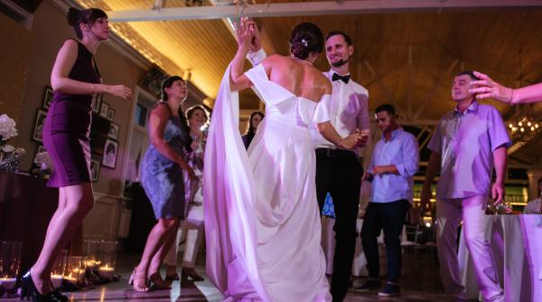 ANAF taxează darul de la nuntă? Un economist vine cu lămuriri: Ar fi bine să cereţi factură şi bon fiscal