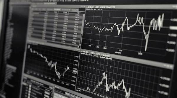 ROBOR urcă din nou, titlurile de stat trec de 7,4% – ce urmează pentru credite