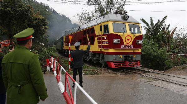 Ce ascunde trenul lui Kim Jong Un: Palat pe șine cu birou, Mercedes și vin franțuzesc
