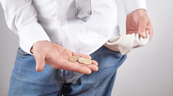 Românii nu-și mai pot plăti facturile: aproape 15% au restanțe