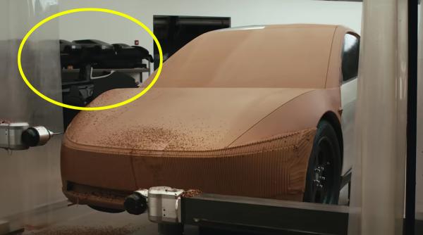 Tesla ar putea pregăti un nou SUV inspirat din Cybertruck. Un detaliu dintr-un clip video stârnește speculații