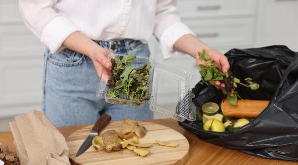 Nivelul îngrijorător la care a ajuns risipa alimentară. Câţi bani aruncă românii la gunoi