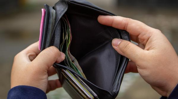 Banii de la o lună la alta: De ce românii nu reuşesc să investească sau să facă economii