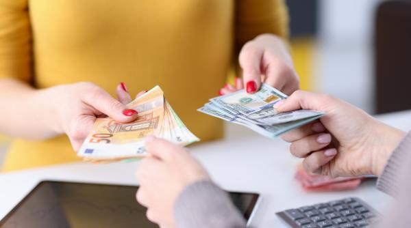 Evoluție mixtă pentru leu: Ușoară apreciere față de euro, depreciere față de dolar