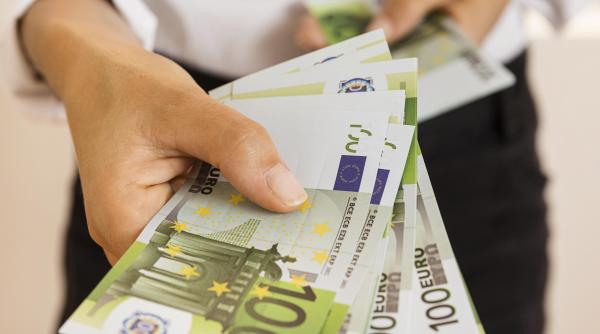 Românii care lucrează peste hotare, vizați de Fisc: ce trebuie să declare urgent