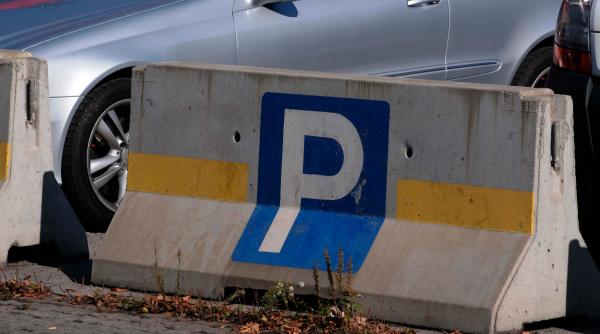 Mafia parcărilor din zona aeroporturilor, luată la ţintă. Reguli noi: bon fiscal, camere video și raport anual de control