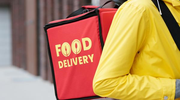 Românii preferă să comande mâncare acasă decât să iasă la restaurant