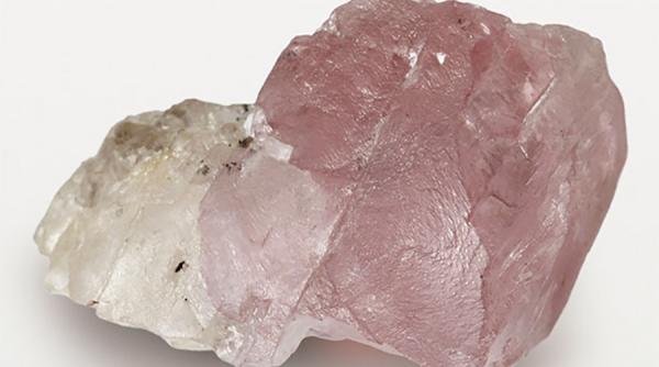 Un diamant bicolor nedumerește experții și devine subiect de studiu