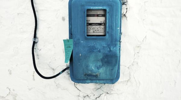 Șapte din zece români își schimbă obiceiurile de consum pentru a reduce factura la energie