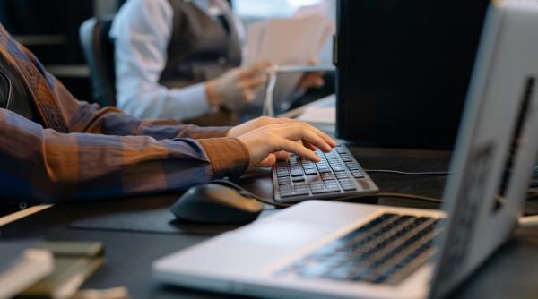 Comunicațiile și IT-ul țin pe linia de plutire serviciile prestate companiilor din România