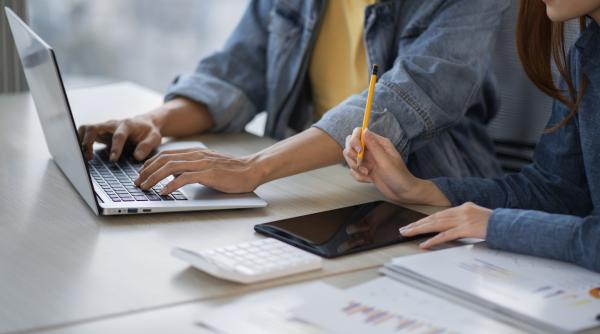 Reguli mai stricte privind timpul de lucru. Salariaţii, obligaţi să declare dacă au şi alte contracte de muncă