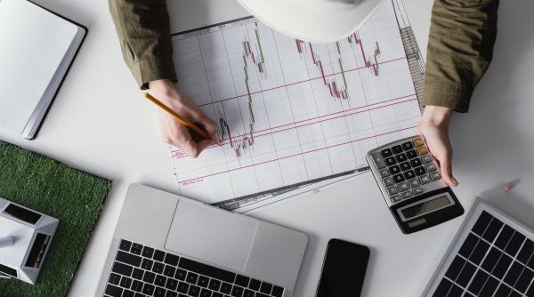 Anul 2026, sub semnul incertitudinii: Aproape jumătate dintre manageri anticipează o scădere economică