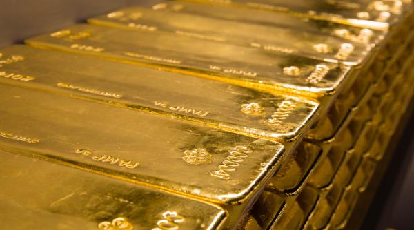 Cum transformă aurul frica în profit. Cei trei factori care influențează prețul metalului prețios