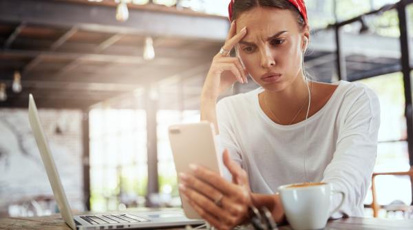 În timp ce jumătate din site-urile din România erau picate, autoritățile au fost pe ”modul avion”