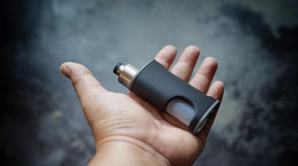 Fabrică ilegală de țigări electronice, depistată de ANAF