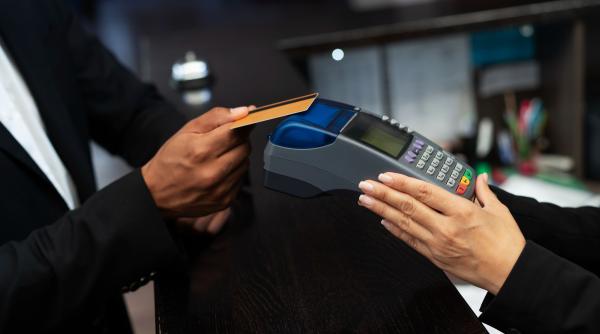 Gata cu numerarul la ghișeu: plătești doar cu cardul
