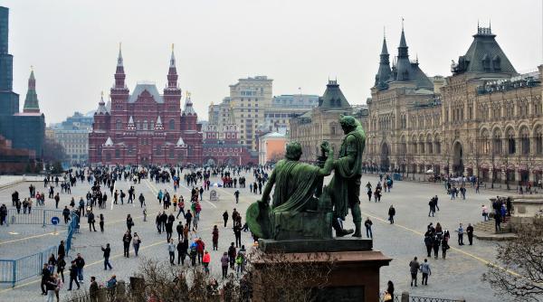 Rușii strâng cureaua: renunță la haine, electronice și chiar la mâncare