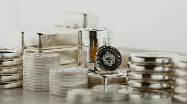 Argintul se apropie vertiginos de 60$ uncia