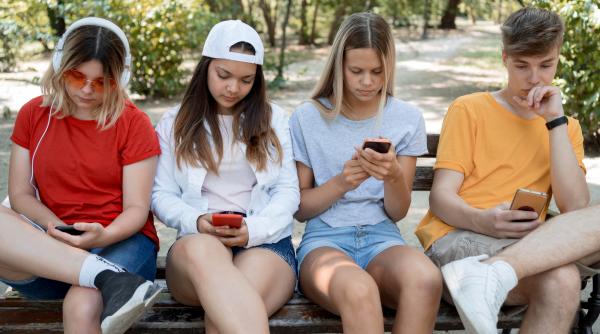 Moment istoric: Copiii și adolescenții australieni spun adio rețelelor sociale