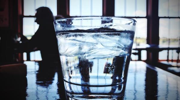 Acces gratuit la apă potabilă în aeroporturile din România. Ce spune Ministerul Transporturilor