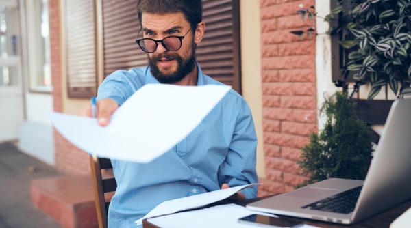 Facturezi, ai clienți, dar rămâi fără bani. Unde se rupe, de fapt, cash-flow-ul