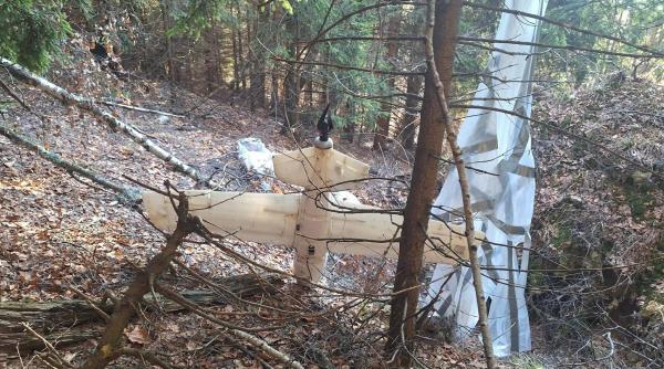 Dronă de doi metri, găsită intactă într-o zonă împădurită din Argeș