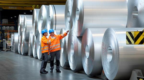 Aluminiul depășește 3.000 de dolari pe tonă pentru prima dată în trei ani