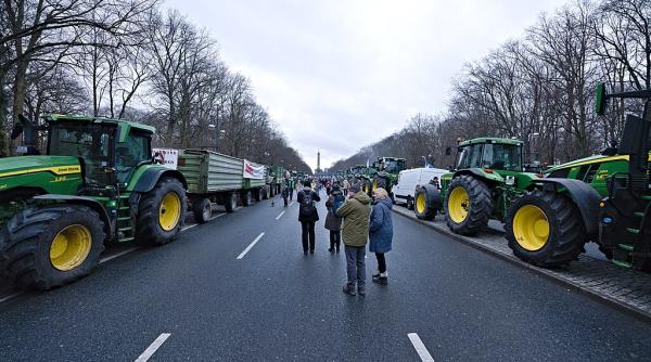 Agricultorii protestează cu cartofi prăjiți la Bruxelles