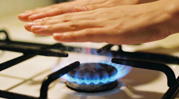 Fără căldură, cu aragazul aprins: pericol mortal pentru mii de familii din București și Craiova